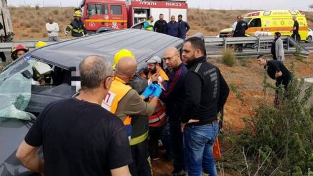  اصابة سائق واخرين بحادث طرق ذاتي مروع قرب الخضيرة 